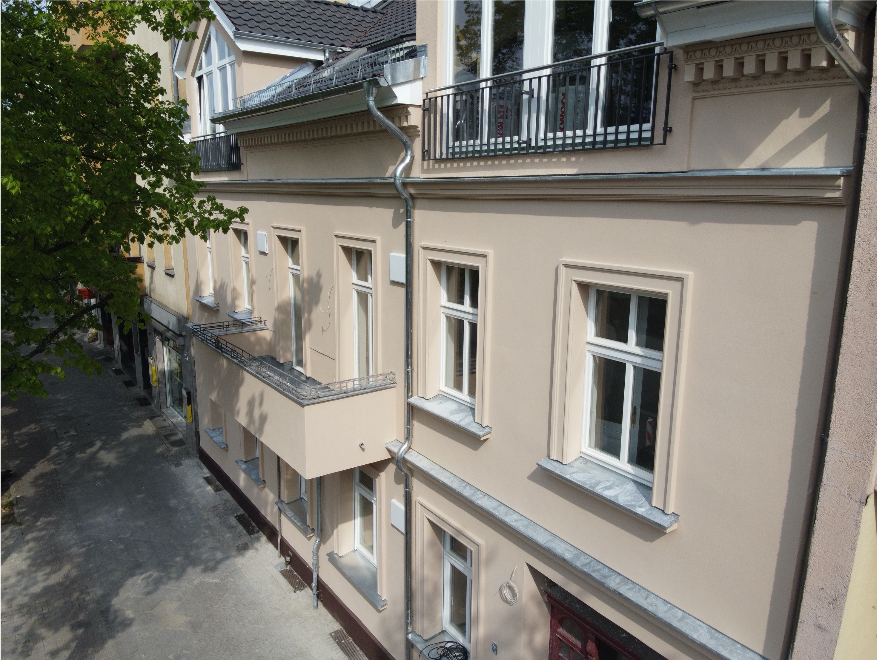 Schräge Außenansicht von Fassade und ausgebautem Dachgeschoss